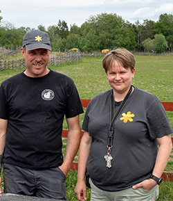 Laura och Jesper vid grillplatsen utanför lanthandeln.